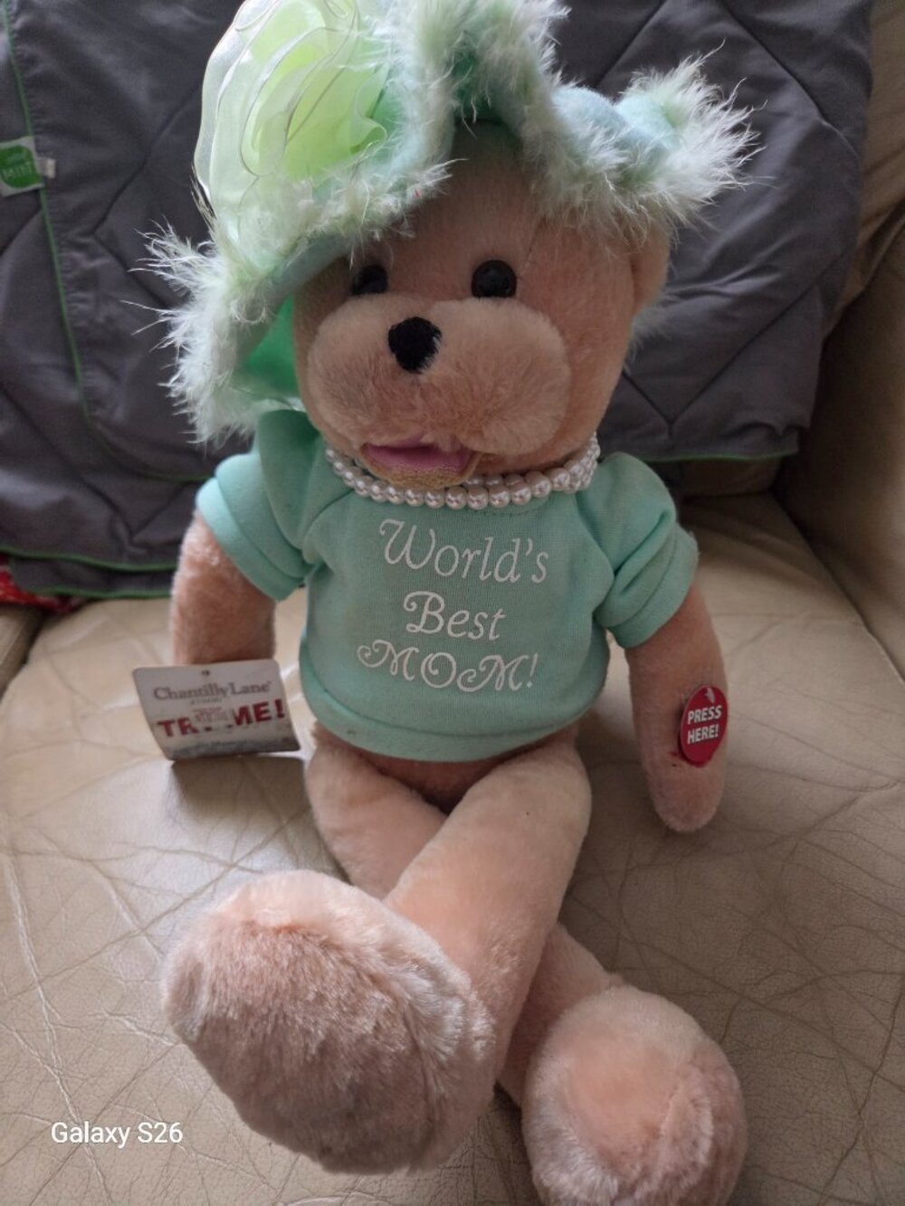 Chantilly Lane Singing Bear. Worlds greatest Mom "Thats What Friends Are For"